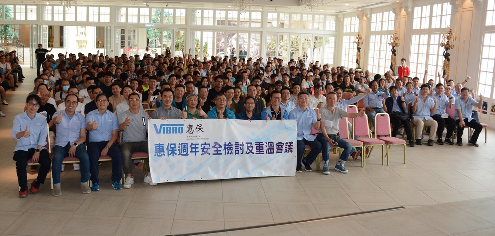 Group photo showing the Vibro management team with around 450 frontline employees attending the conference 